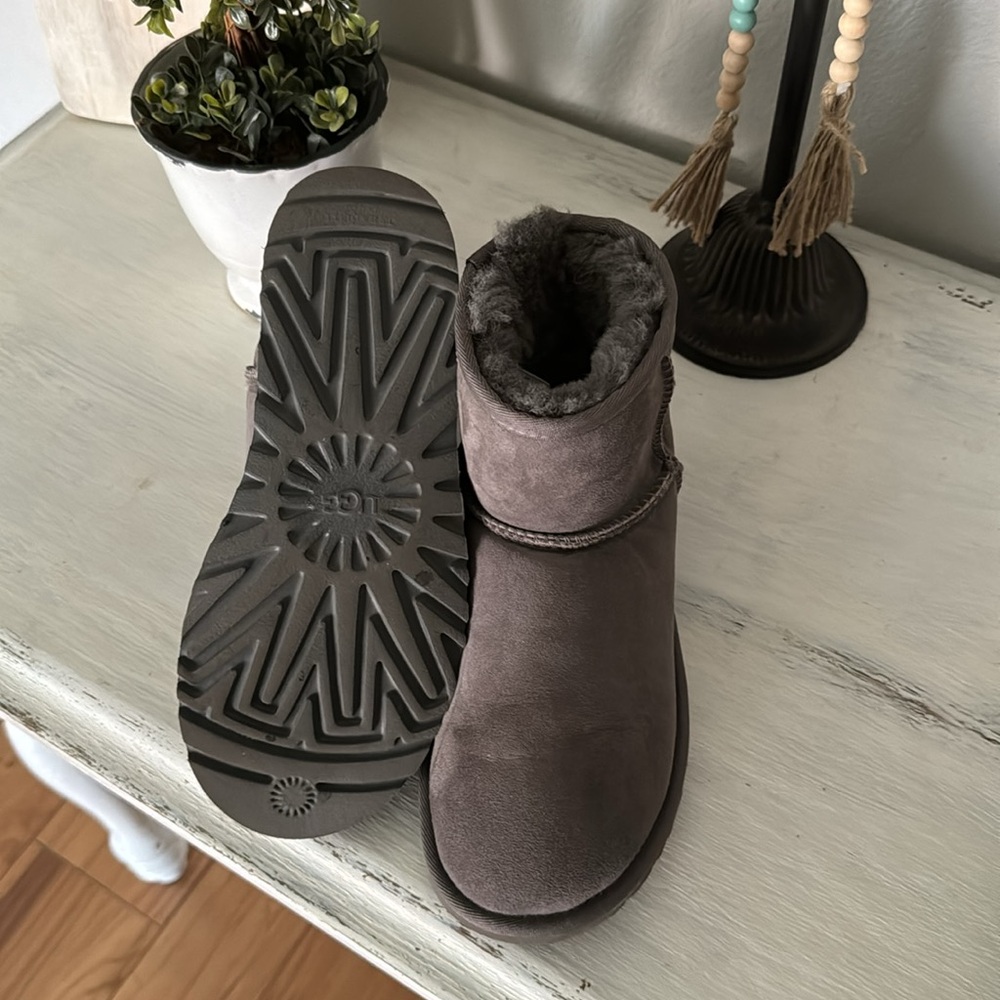Ugg Mini - image 5